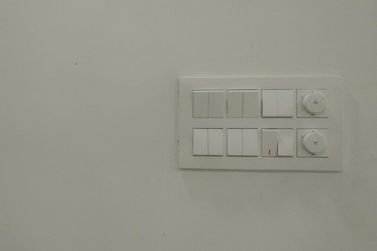 Geöffneter Lichtschalter mit sichtbarer Mechanik in einer Unterputzdose