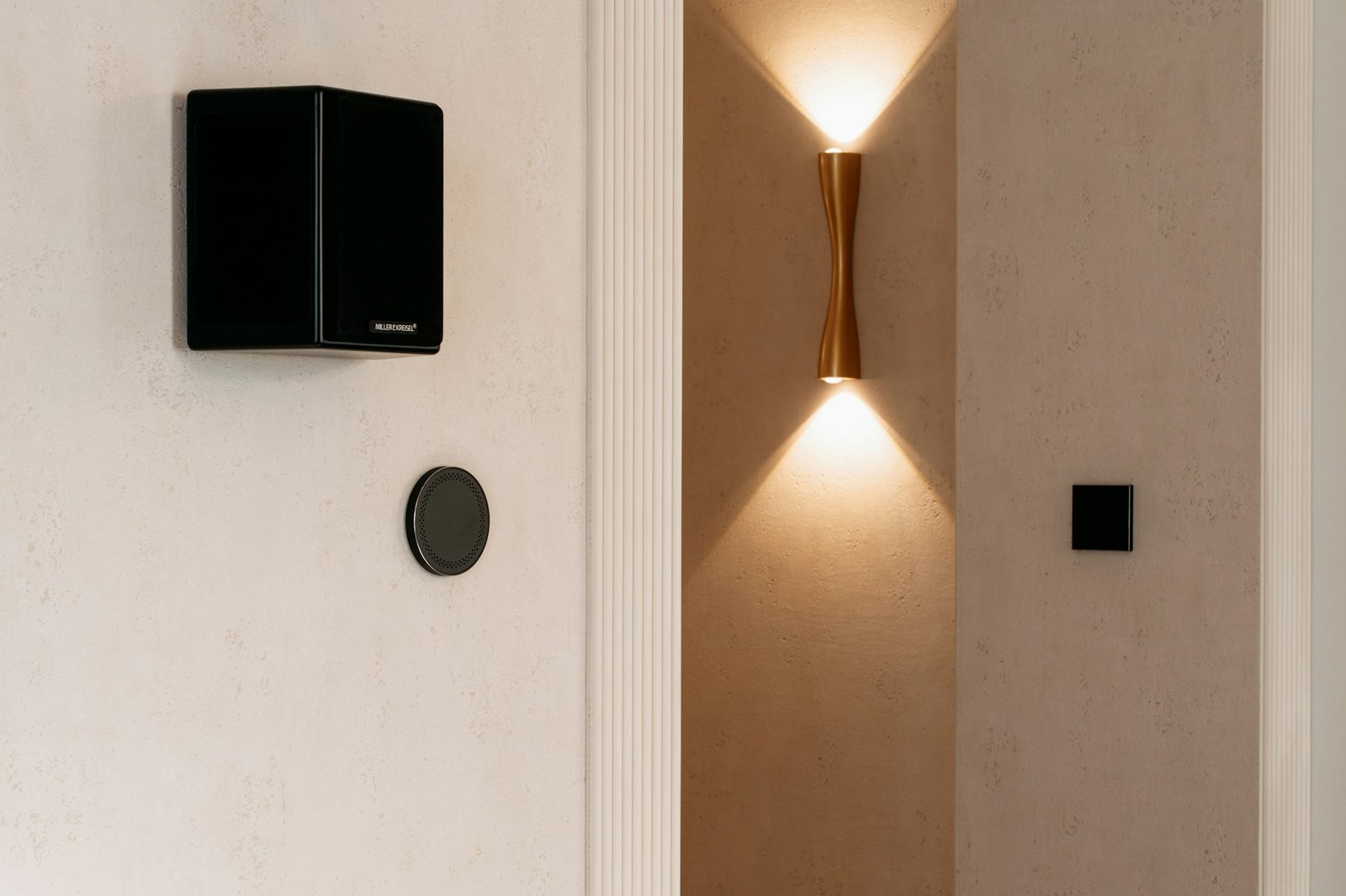 Lichtschalter an einer hellen Innenwand