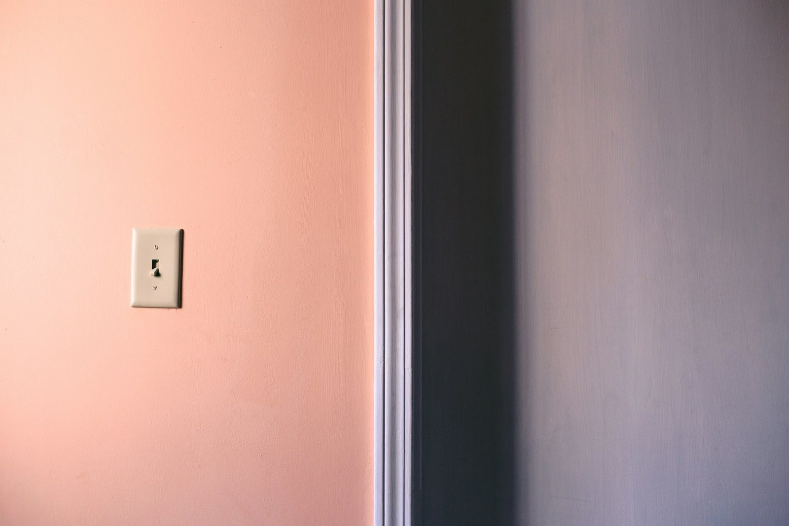 Lichtschalter an einer gefliesten Badezimmerwand