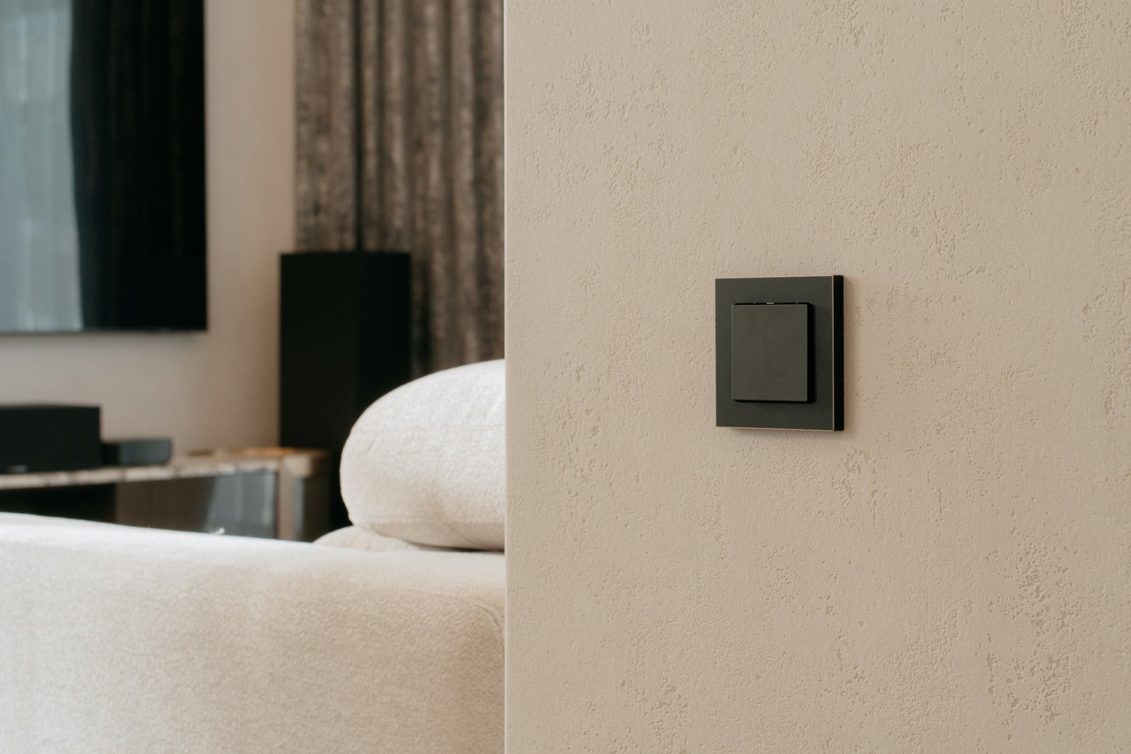 Lichtschalter an einer Wand in eingeschalteter Position