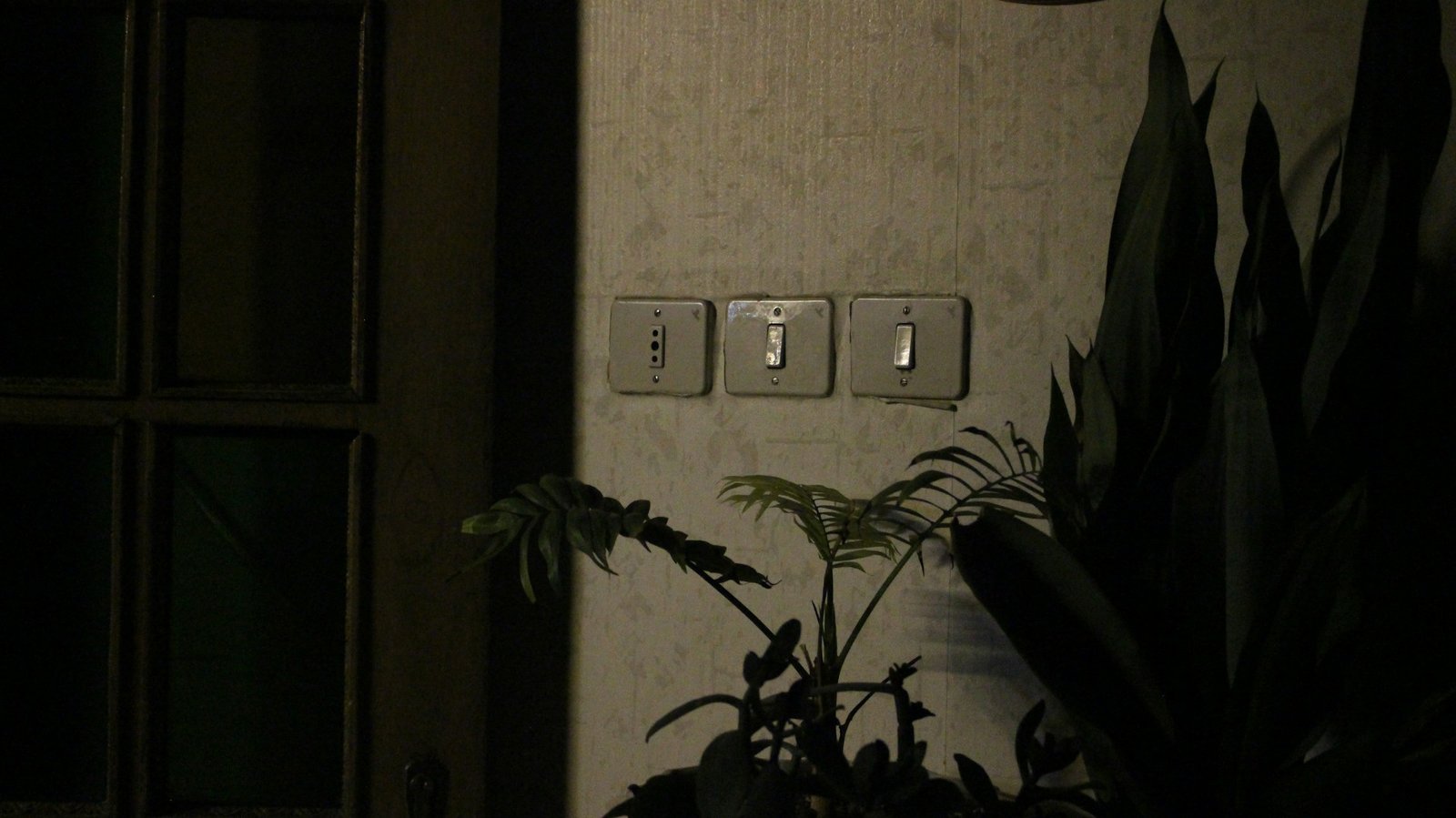 Geöffneter Lichtschalter mit sichtbarer Mechanik in einer Unterputzdose