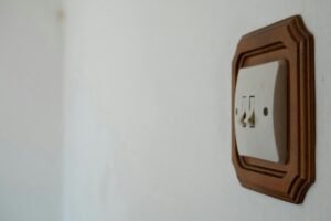 Freigelegter Unterputz-Lichtschalter ohne Abdeckung in einer Wand