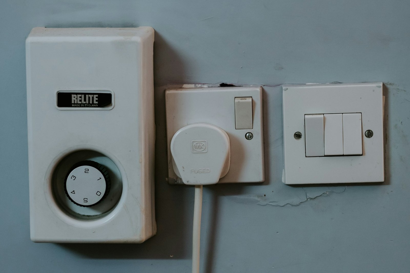 Nahaufnahme eines Lichtschalters an einer Innenwand