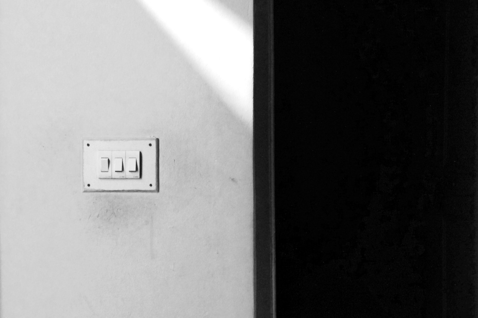 Lichtschalter an einer Innenwand in einer Wohnung