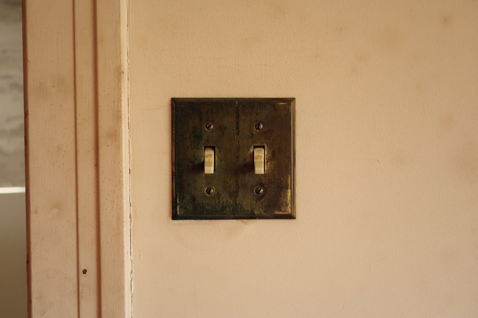 Komplett blockierter Lichtschalter an einer Wand