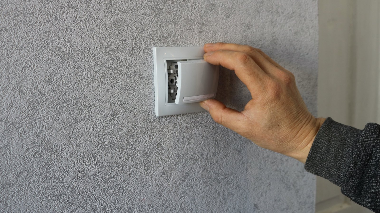 Lichtschalter klemmt nach Tapezierarbeiten durch schiefen Rahmen